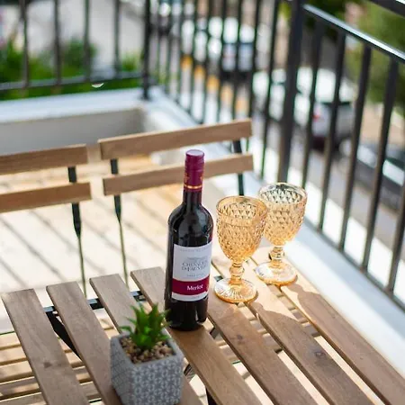 Townhall Apartment's Apartman